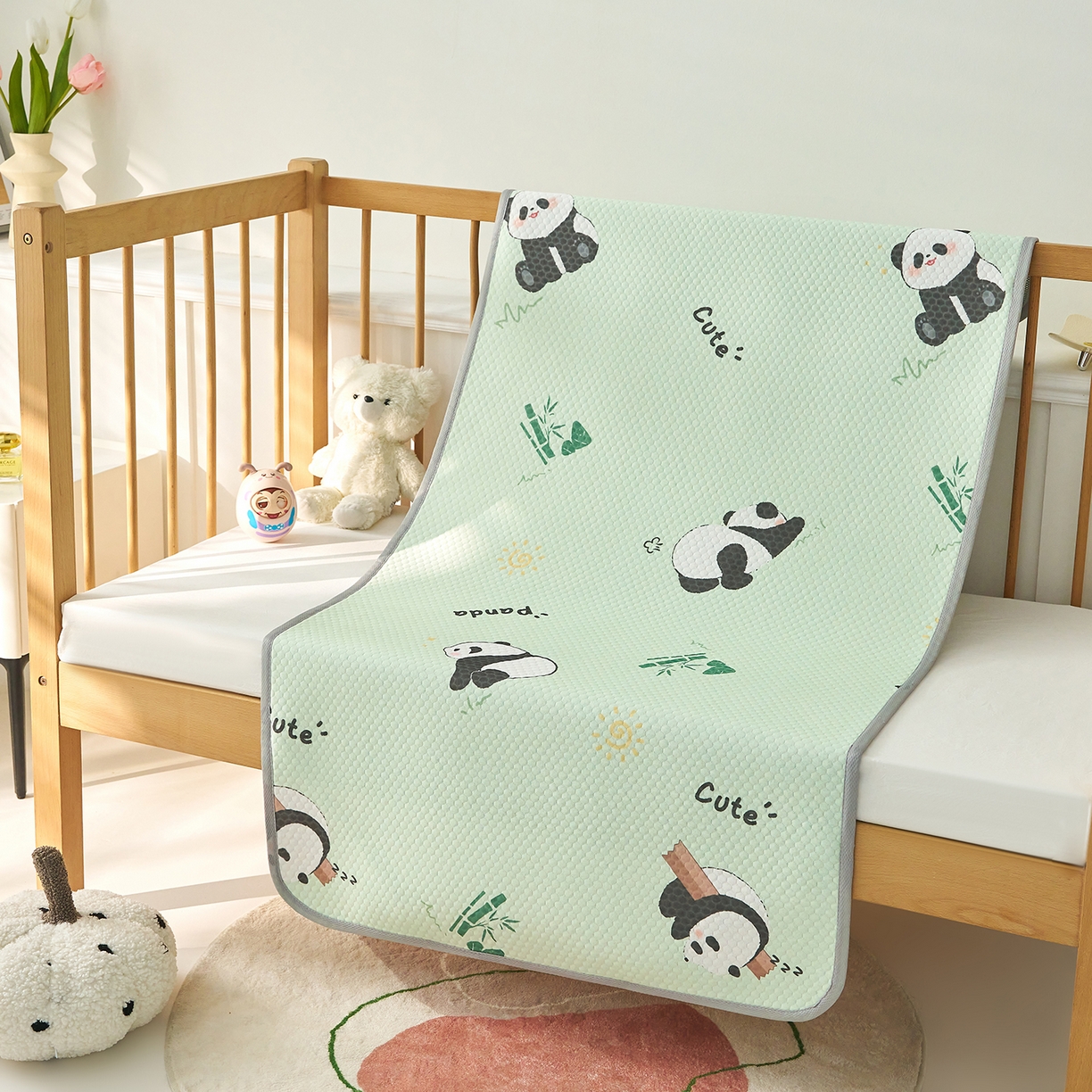 91家纺网 家纺一手货源 找家纺 家品罗兰 2026新款A类母婴级卡通婴儿凉感冰豆豆凉席儿童新生小宝宝床幼儿园床拼接床冰丝席床单垫可机洗夏空调席 熊猫家园【三明治透气网底】