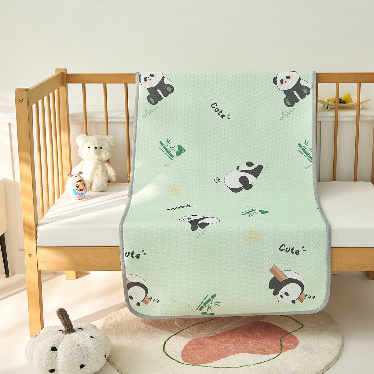 91家纺网 家纺一手货源 找家纺 家品罗兰 2026新款A类母婴级卡通婴儿凉感冰豆豆凉席儿童新生小宝宝床幼儿园床拼接床冰丝席床单垫可机洗夏空调席 熊猫家园【三明治透气网底】