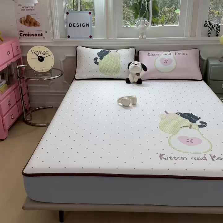 91家纺网 家纺一手货源 找家纺 丝羽坊 2026新款ins设计师原创大版小清新卡通冰皮复合软凉席  梨猫记-床笠款