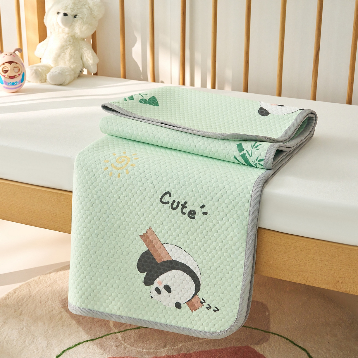 91家纺网 家纺一手货源 找家纺 家品罗兰 2026新款A类母婴级卡通婴儿凉感冰豆豆凉席儿童新生小宝宝床幼儿园床拼接床冰丝席床单垫可机洗夏空调席 熊猫家园【三明治透气网底】