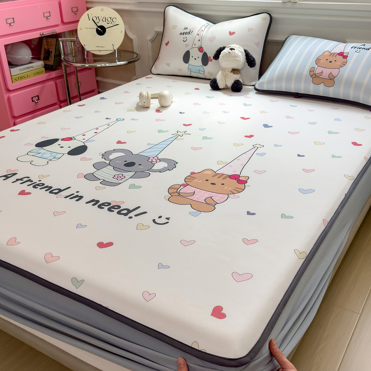 91家纺网 家纺一手货源 找家纺 丝羽坊 2026新款ins设计师原创大版小清新卡通冰皮复合软凉席  萌友相伴-床笠款