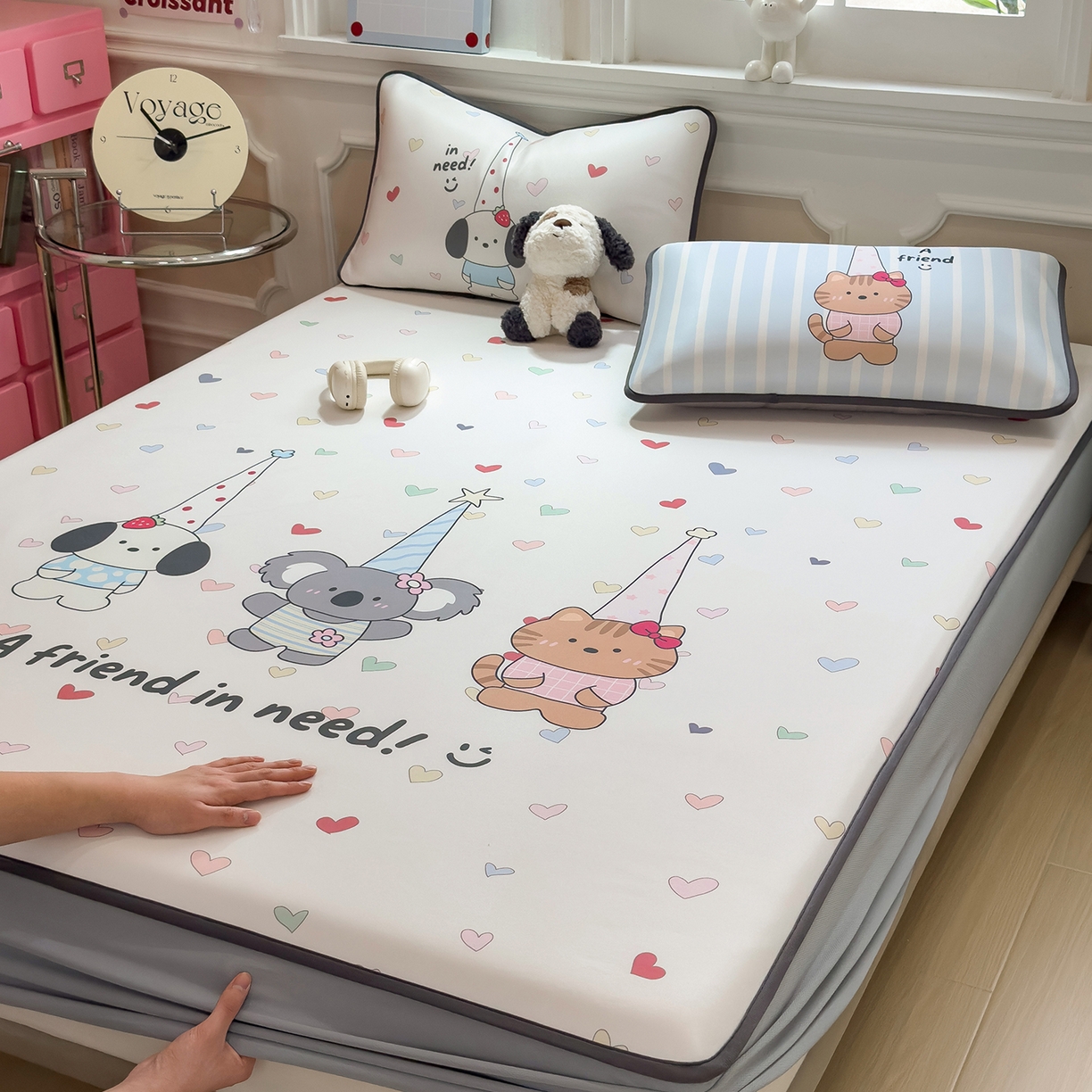 91家纺网 家纺一手货源 找家纺 丝羽坊 2026新款ins设计师原创大版小清新卡通冰皮复合软凉席  萌友相伴-床笠款