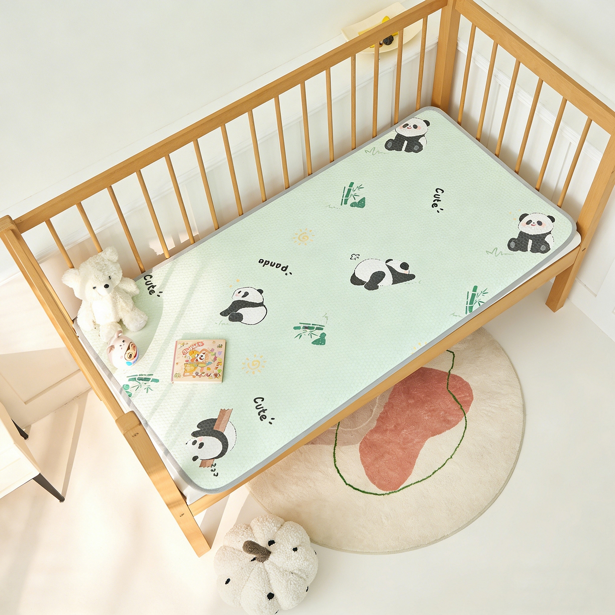 91家纺网 家纺一手货源 找家纺 家品罗兰 2026新款A类母婴级卡通婴儿凉感冰豆豆凉席儿童新生小宝宝床幼儿园床拼接床冰丝席床单垫可机洗夏空调席 熊猫家园【三明治透气网底】