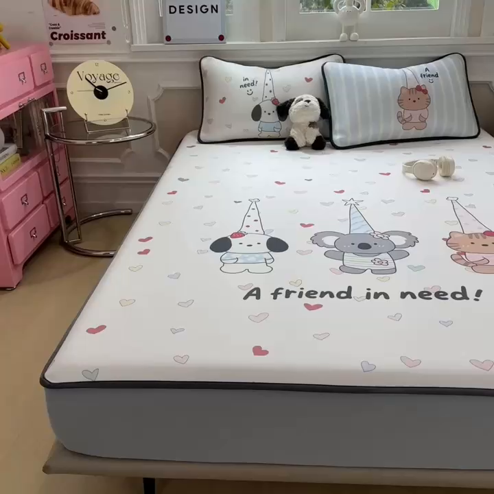 91家纺网 家纺一手货源 找家纺 丝羽坊 2026新款ins设计师原创大版小清新卡通冰皮复合软凉席  萌友相伴-床笠款