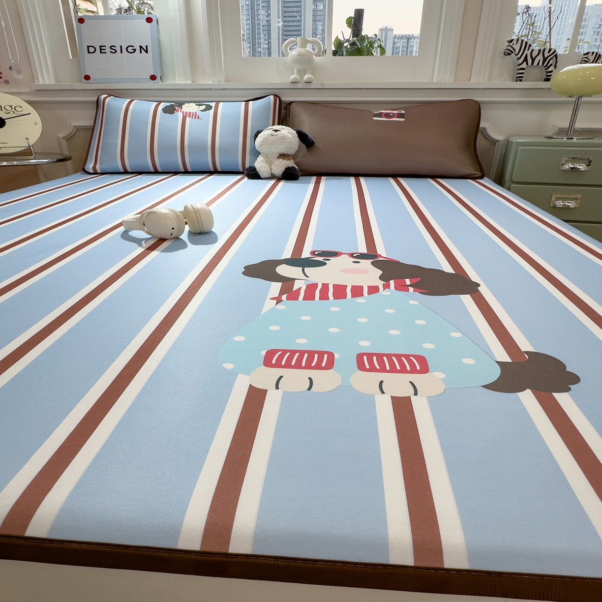 91家纺网 家纺一手货源 找家纺 丝羽坊 2026新款ins设计师原创大版小清新卡通冰皮复合软凉席  汪星日记-床笠款