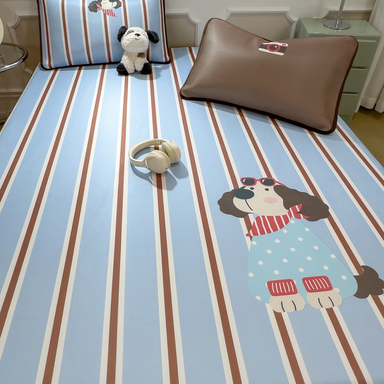 91家纺网 家纺一手货源 找家纺 丝羽坊 2026新款ins设计师原创大版小清新卡通冰皮复合软凉席  汪星日记-床笠款