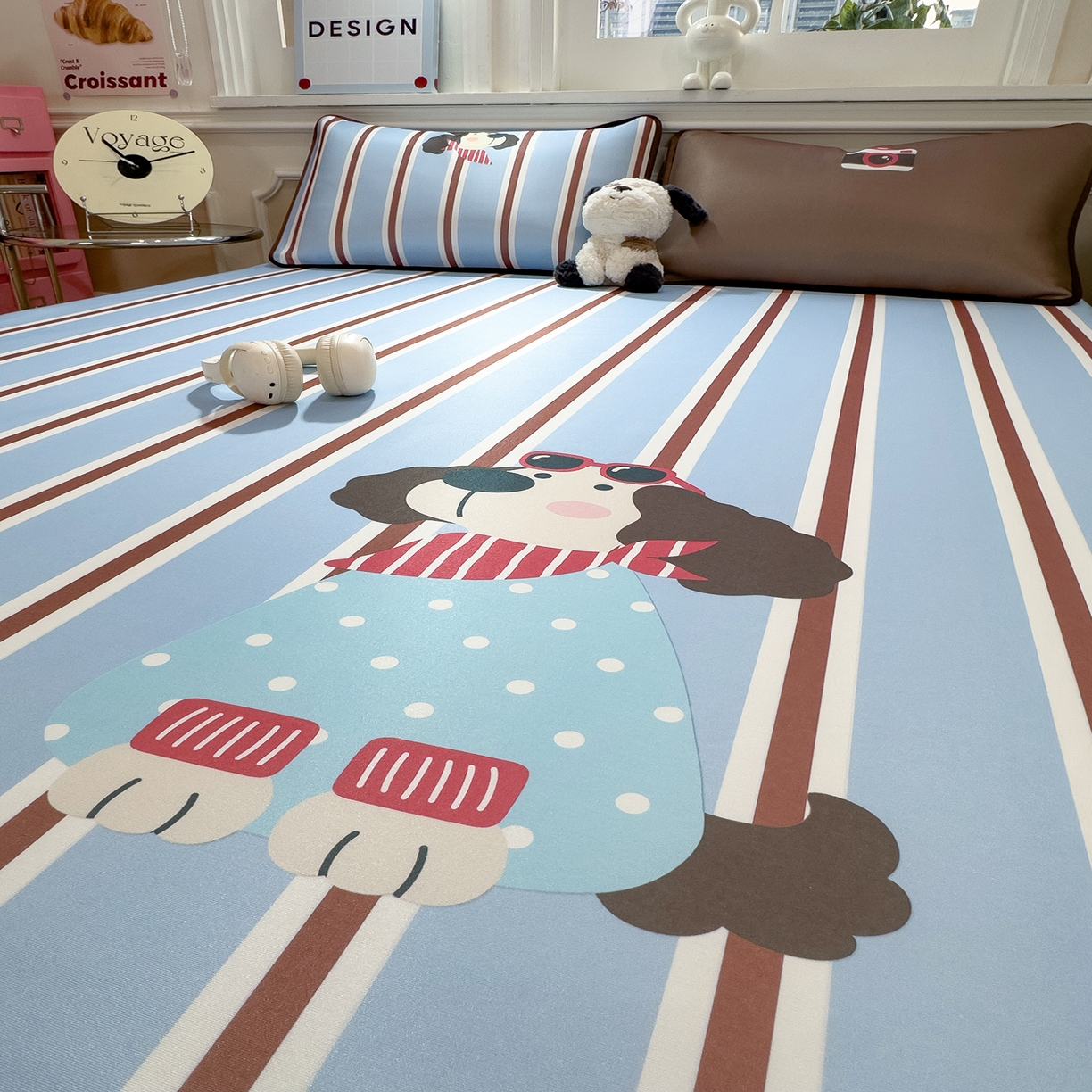 91家纺网 家纺一手货源 找家纺 丝羽坊 2026新款ins设计师原创大版小清新卡通冰皮复合软凉席  汪星日记-床笠款