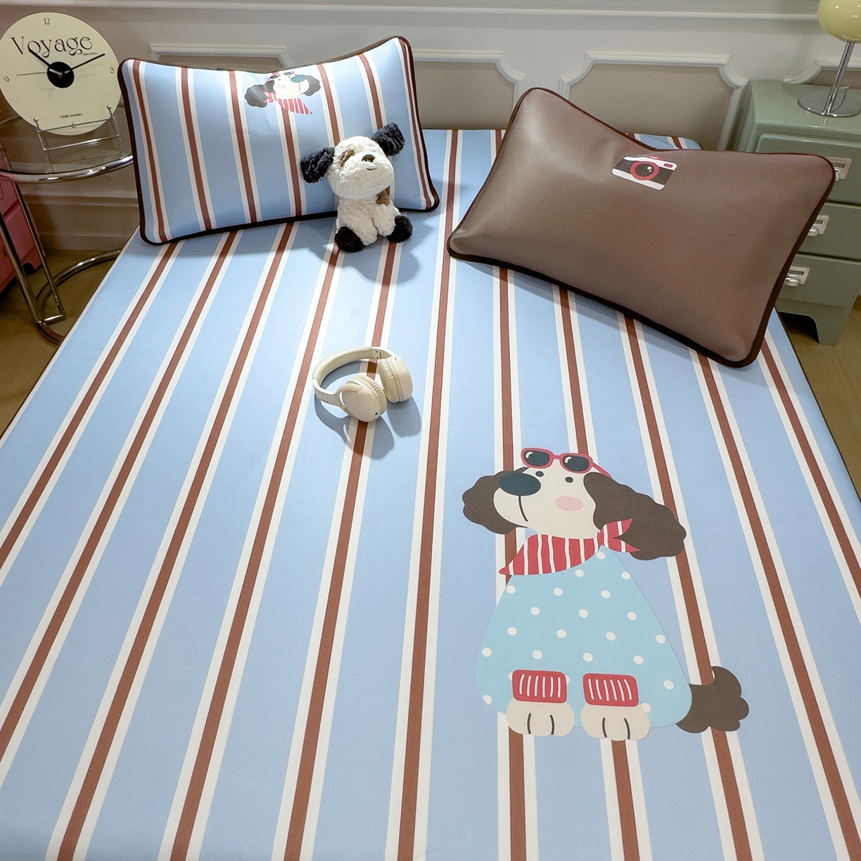 91家纺网 家纺一手货源 找家纺 丝羽坊 2026新款ins设计师原创大版小清新卡通冰皮复合软凉席  汪星日记-床笠款