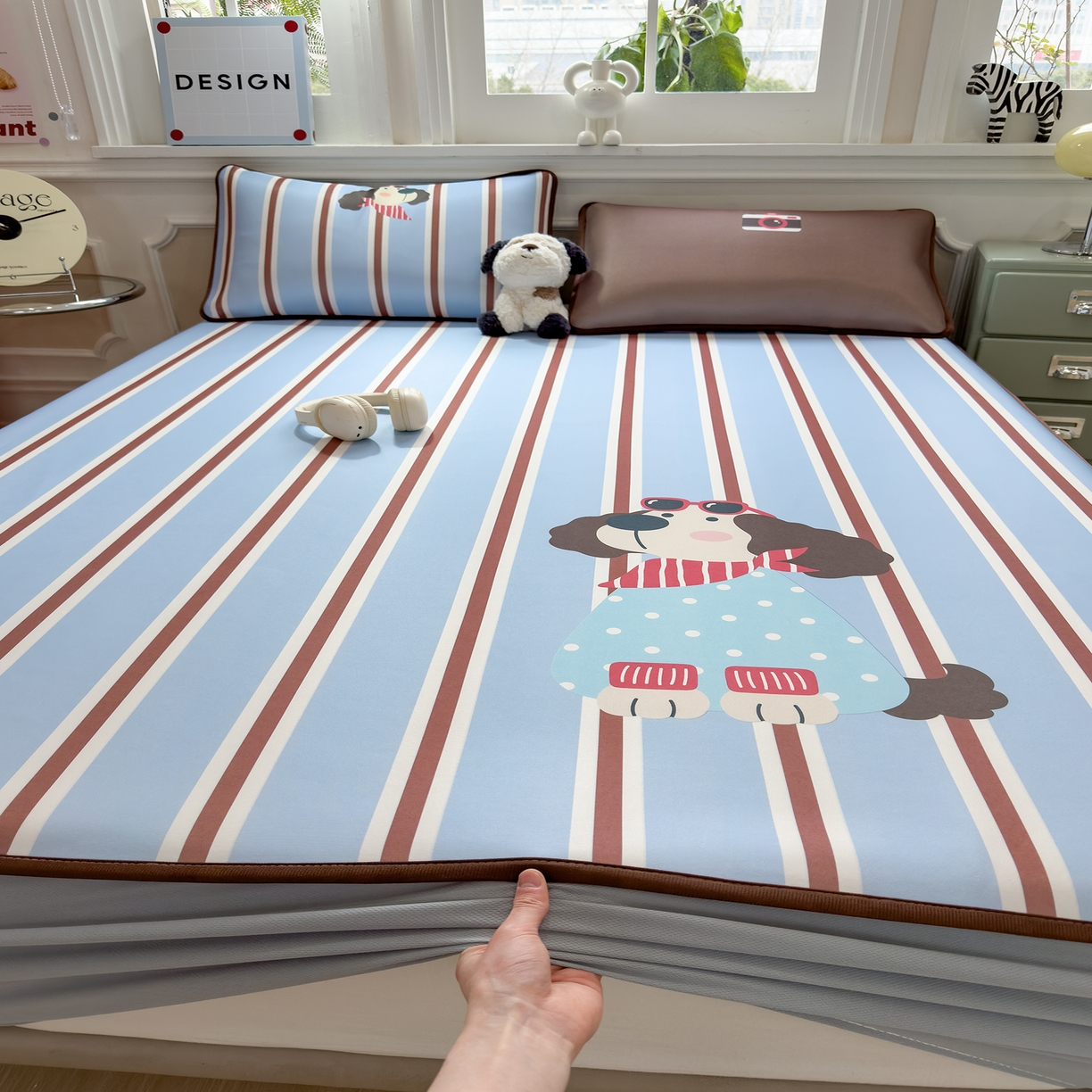 91家纺网 家纺一手货源 找家纺 丝羽坊 2026新款ins设计师原创大版小清新卡通冰皮复合软凉席  汪星日记-床笠款