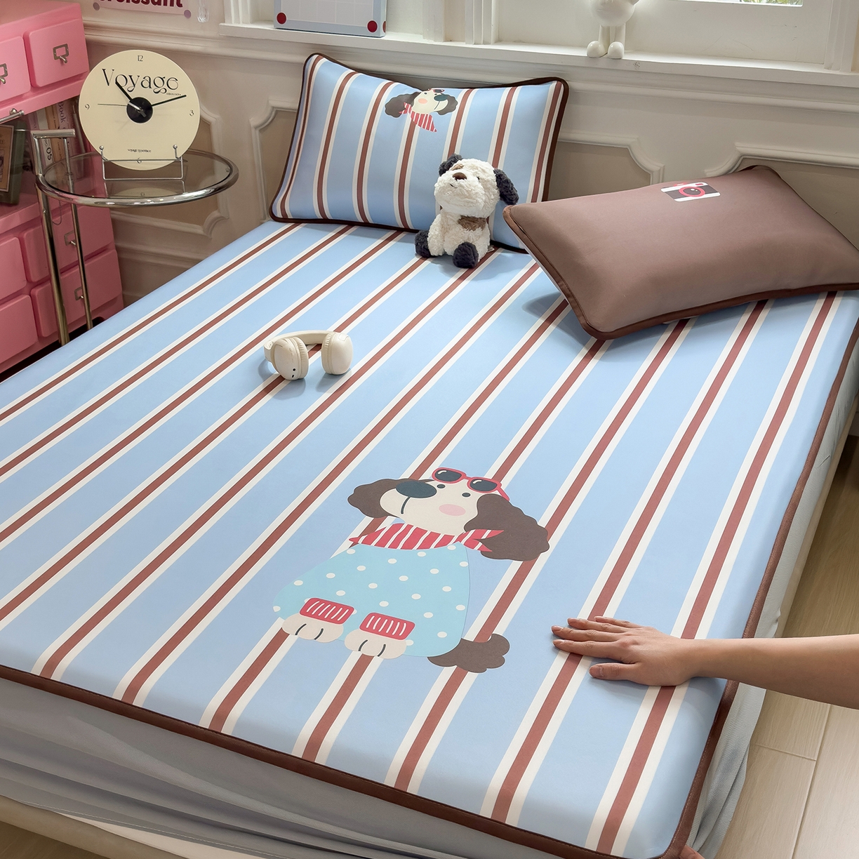 91家纺网 家纺一手货源 找家纺 丝羽坊 2026新款ins设计师原创大版小清新卡通冰皮复合软凉席  汪星日记-床笠款