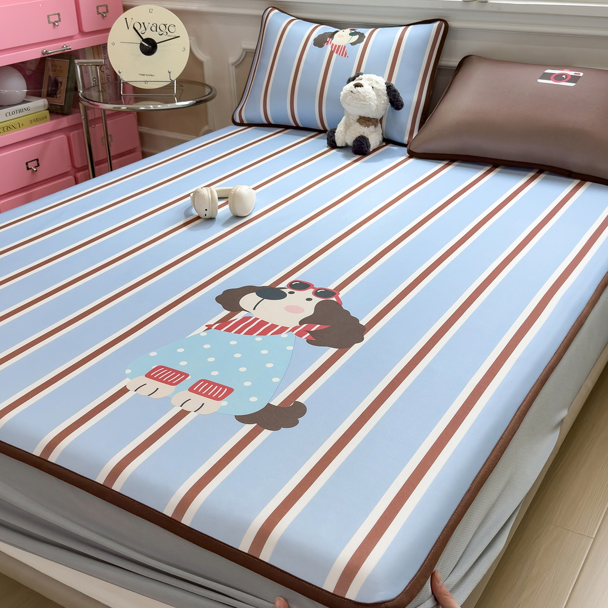 91家纺网 家纺一手货源 找家纺 丝羽坊 2026新款ins设计师原创大版小清新卡通冰皮复合软凉席  汪星日记-床笠款