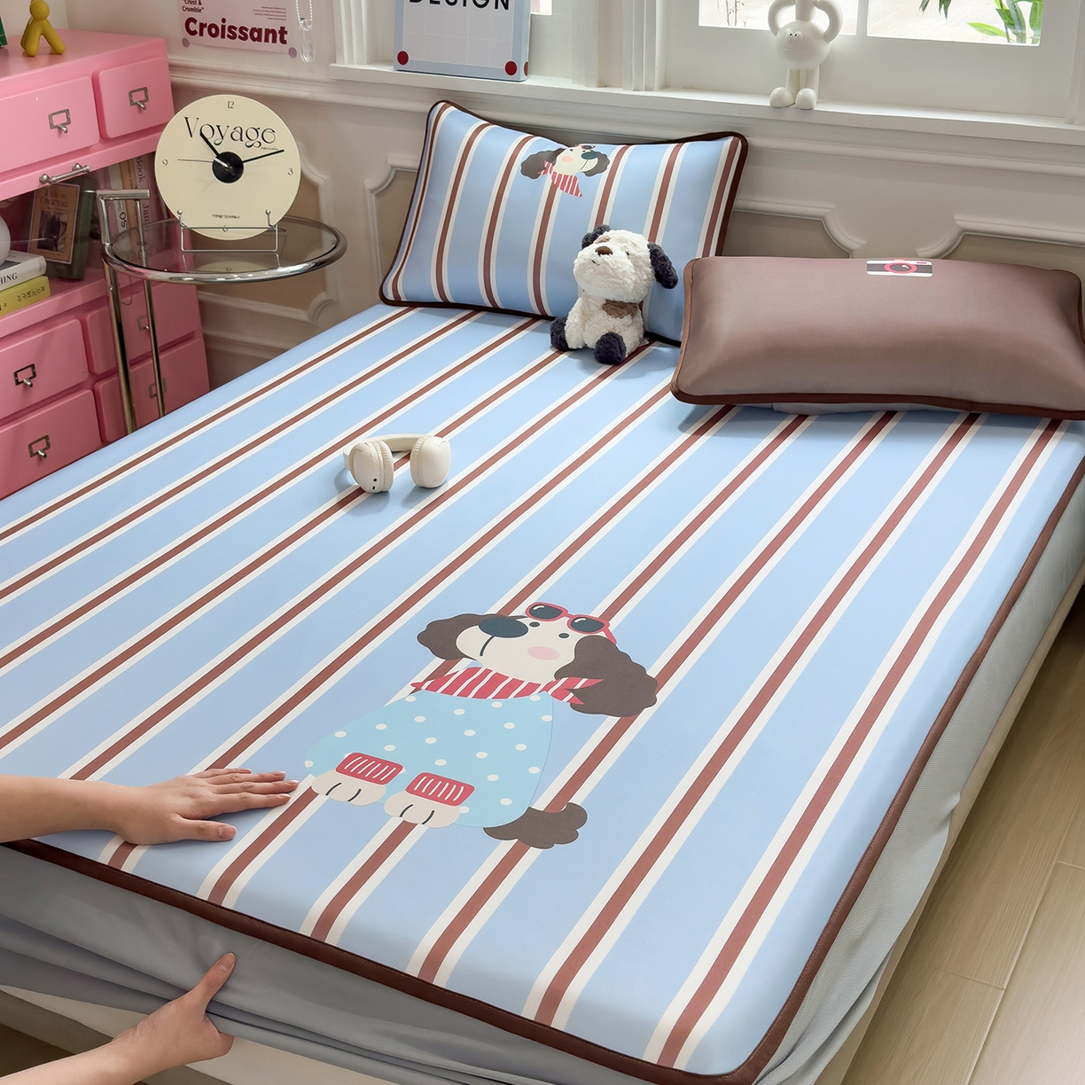 91家纺网 家纺一手货源 找家纺 丝羽坊 2026新款ins设计师原创大版小清新卡通冰皮复合软凉席  汪星日记-床笠款