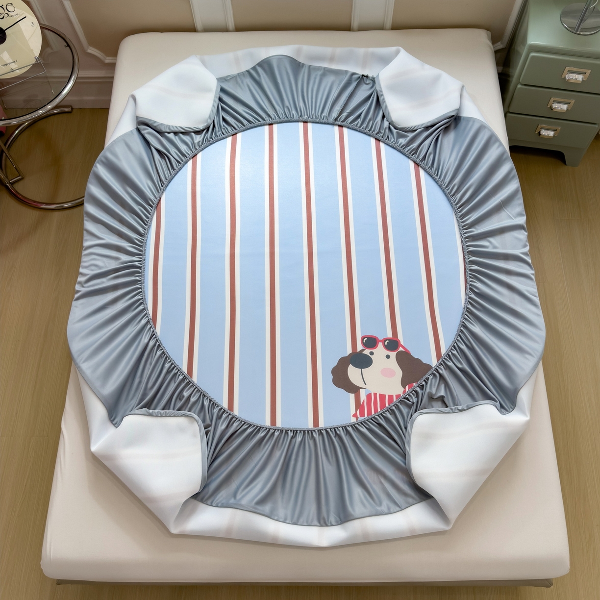 91家纺网 家纺一手货源 找家纺 丝羽坊 2026新款ins设计师原创大版小清新卡通冰皮复合软凉席  汪星日记-床笠款