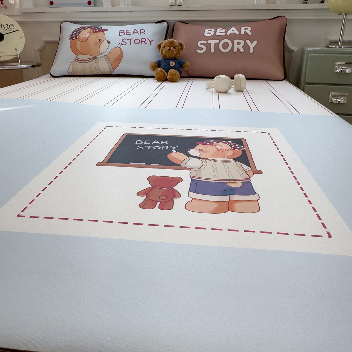 91家纺网 家纺一手货源 找家纺 丝羽坊 2026新款ins设计师原创大版小清新卡通冰皮复合软凉席  熊的故事-床笠款