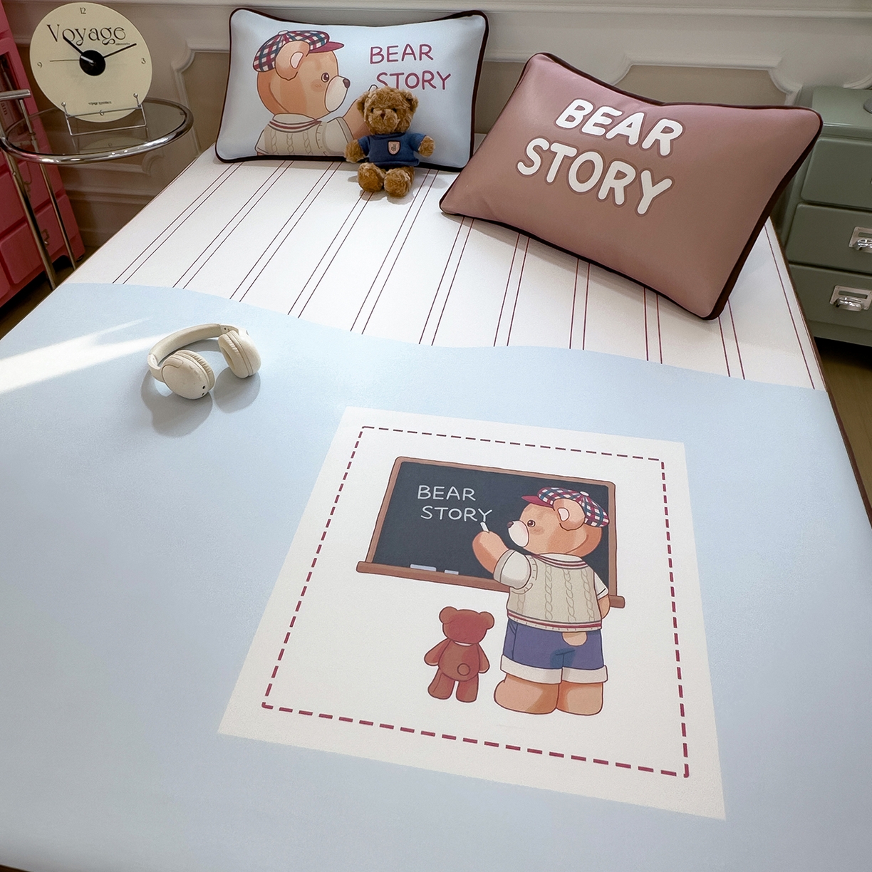 91家纺网 家纺一手货源 找家纺 丝羽坊 2026新款ins设计师原创大版小清新卡通冰皮复合软凉席  熊的故事-床笠款