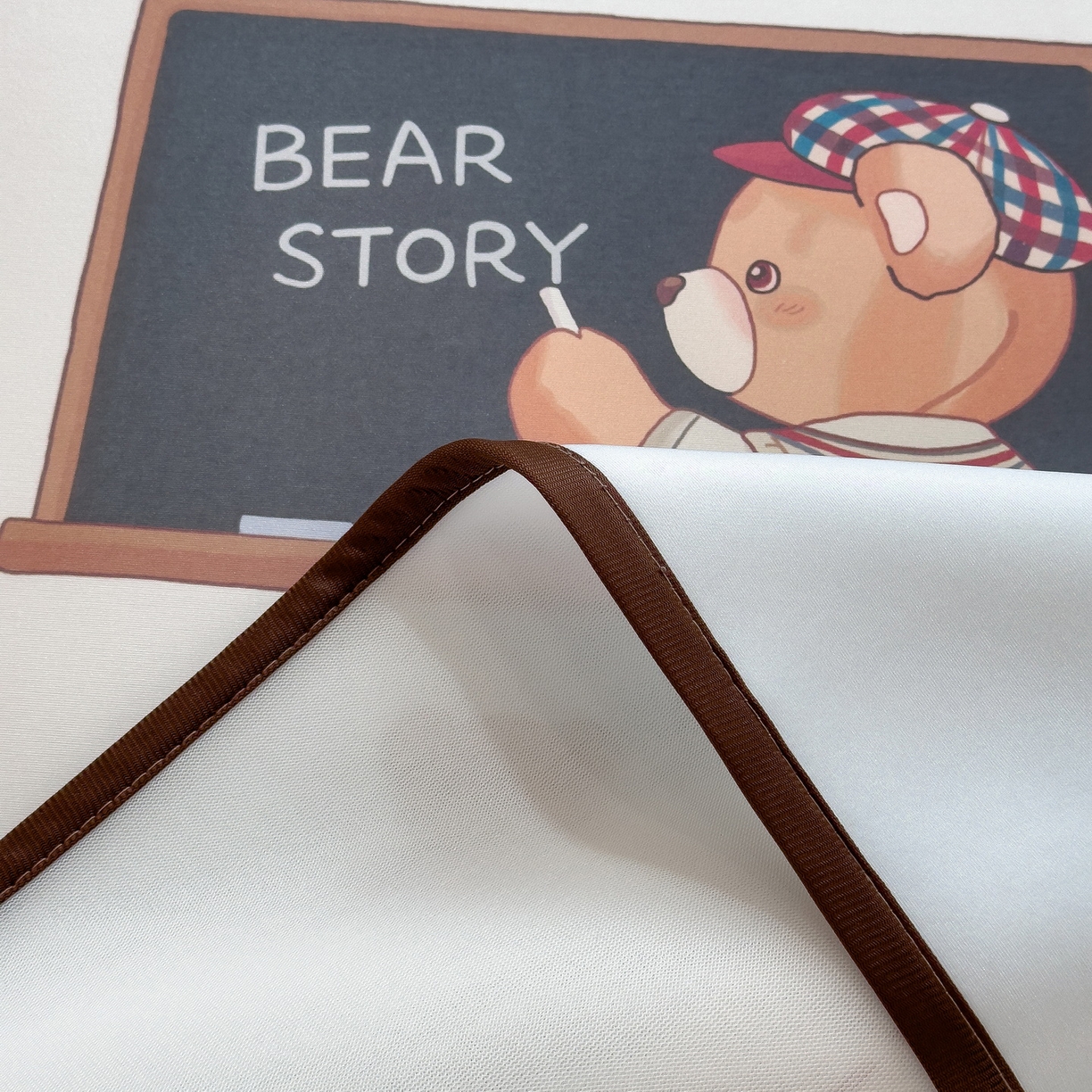 91家纺网 家纺一手货源 找家纺 丝羽坊 2026新款ins设计师原创大版小清新卡通冰皮复合软凉席  熊的故事-床笠款