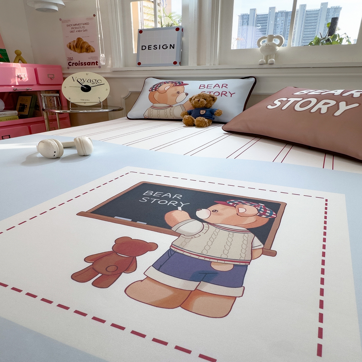 91家纺网 家纺一手货源 找家纺 丝羽坊 2026新款ins设计师原创大版小清新卡通冰皮复合软凉席  熊的故事-床笠款