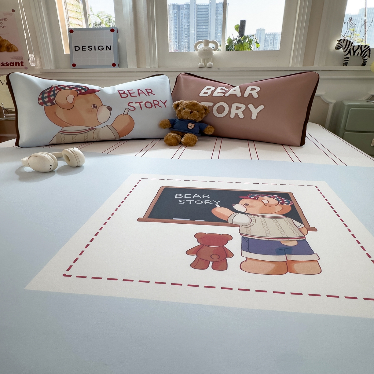 91家纺网 家纺一手货源 找家纺 丝羽坊 2026新款ins设计师原创大版小清新卡通冰皮复合软凉席  熊的故事-床笠款