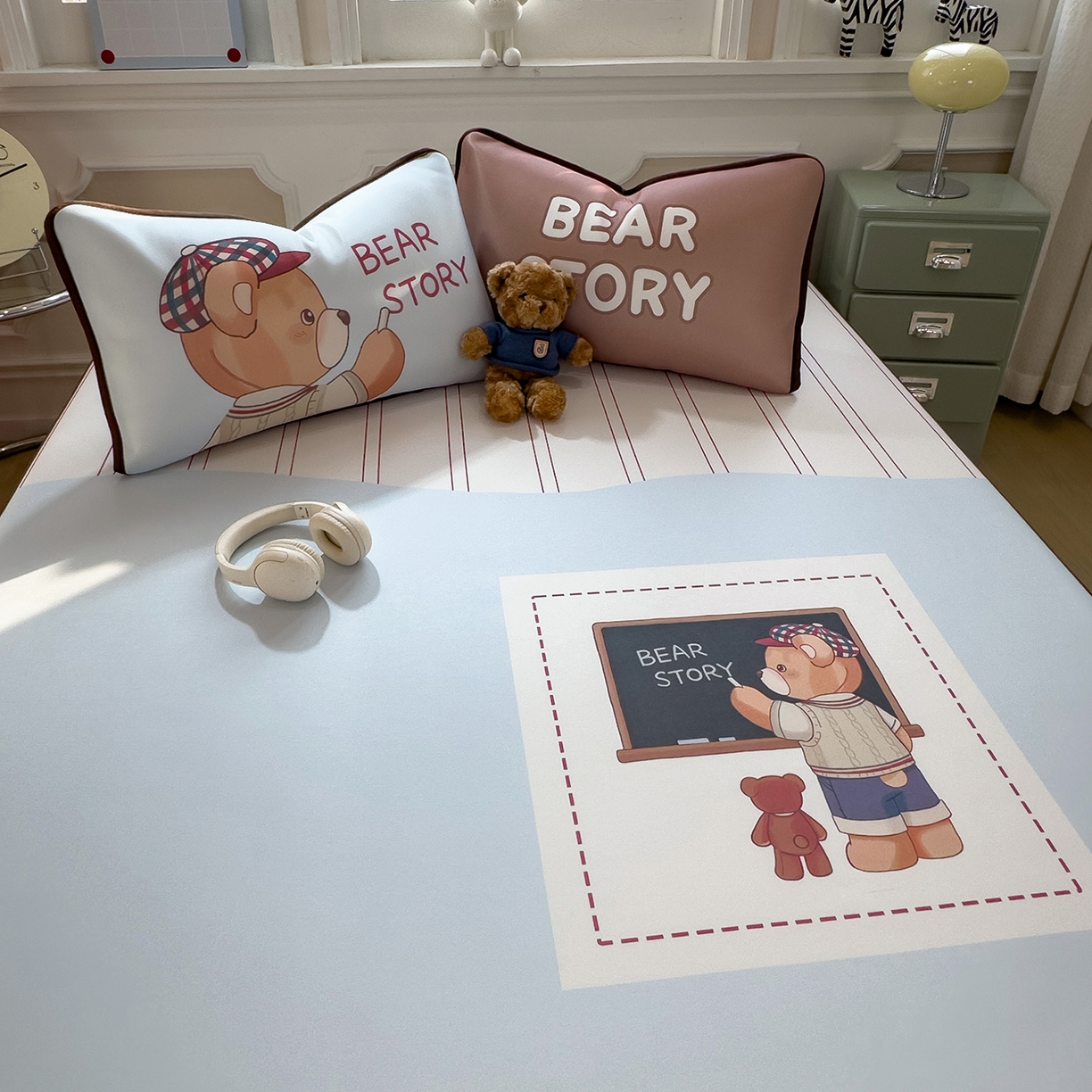 91家纺网 家纺一手货源 找家纺 丝羽坊 2026新款ins设计师原创大版小清新卡通冰皮复合软凉席  熊的故事-床笠款