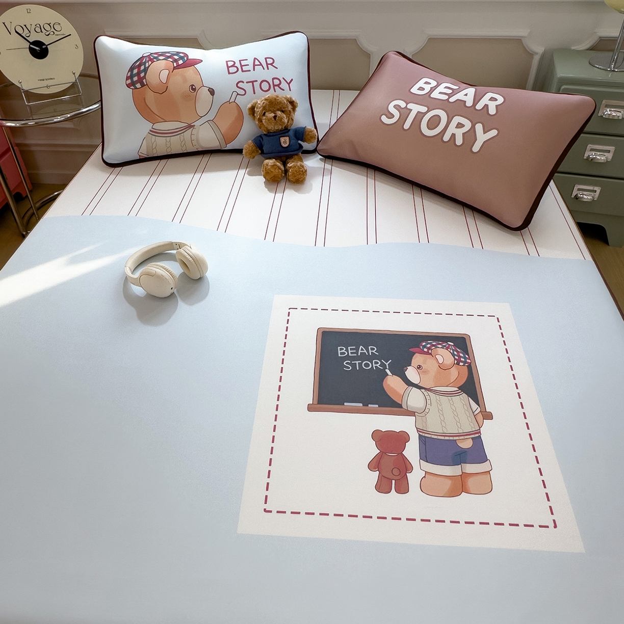 91家纺网 家纺一手货源 找家纺 丝羽坊 2026新款ins设计师原创大版小清新卡通冰皮复合软凉席  熊的故事-床笠款