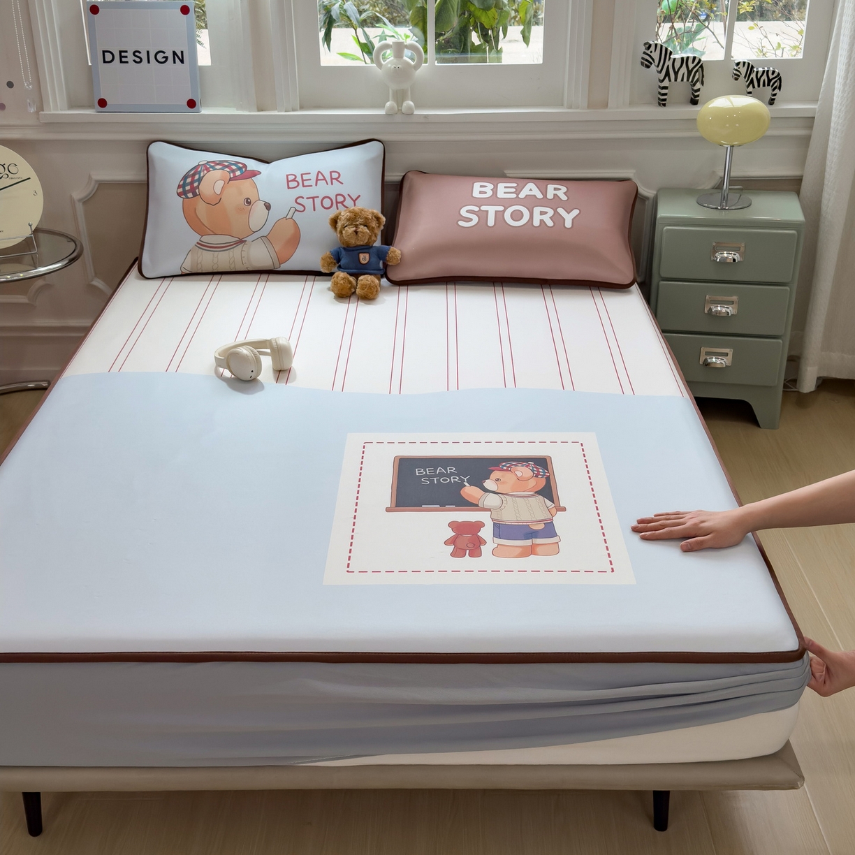 91家纺网 家纺一手货源 找家纺 丝羽坊 2026新款ins设计师原创大版小清新卡通冰皮复合软凉席  熊的故事-床笠款