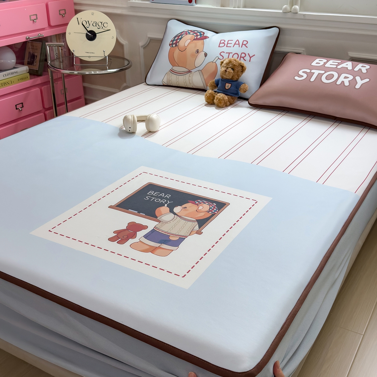 91家纺网 家纺一手货源 找家纺 丝羽坊 2026新款ins设计师原创大版小清新卡通冰皮复合软凉席  熊的故事-床笠款