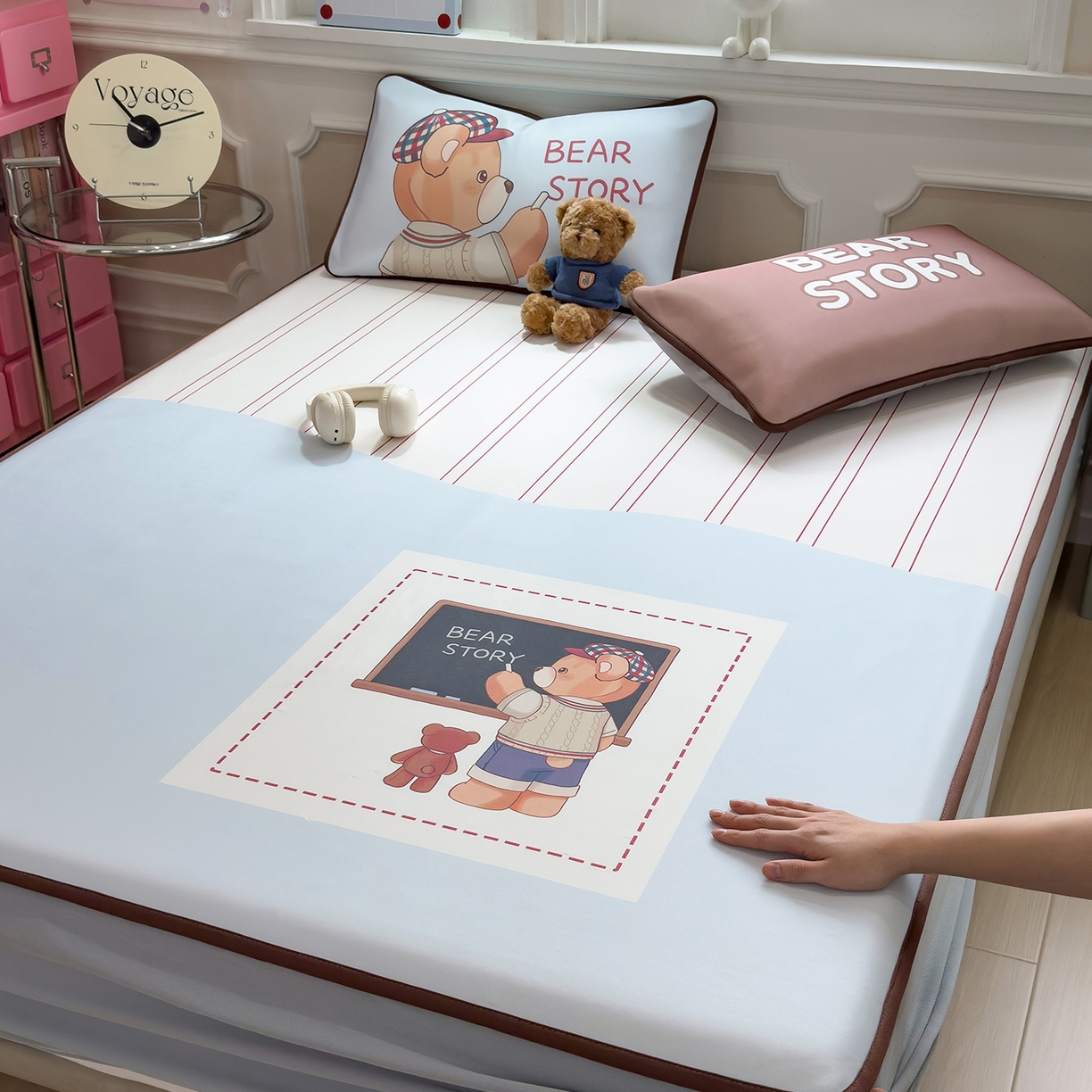 91家纺网 家纺一手货源 找家纺 丝羽坊 2026新款ins设计师原创大版小清新卡通冰皮复合软凉席  熊的故事-床笠款