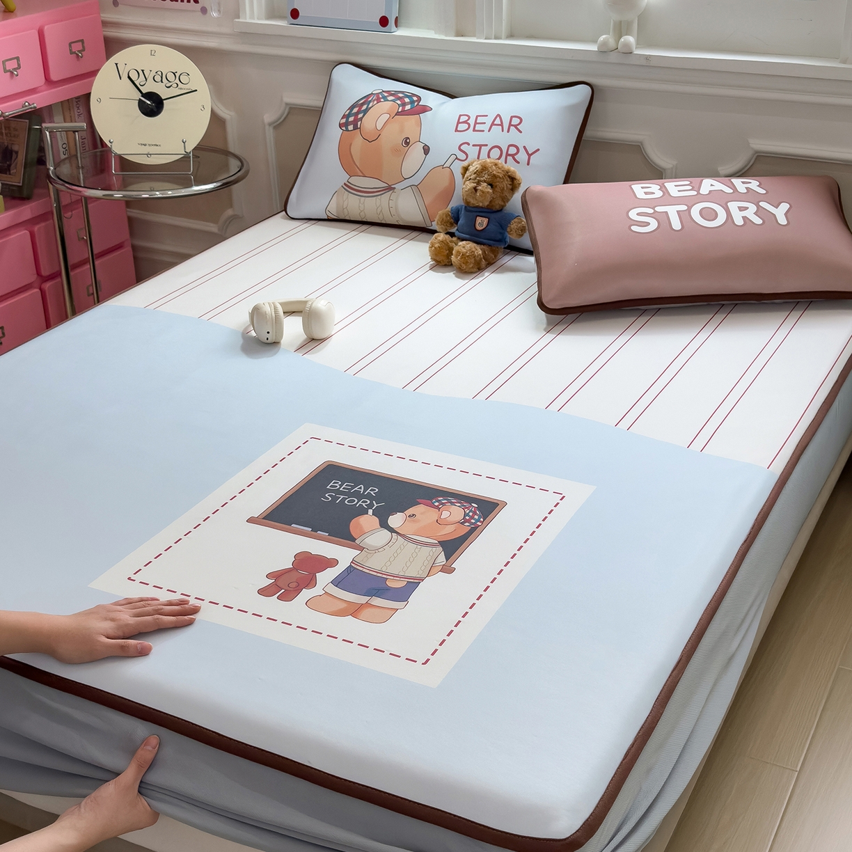 91家纺网 家纺一手货源 找家纺 丝羽坊 2026新款ins设计师原创大版小清新卡通冰皮复合软凉席  熊的故事-床笠款