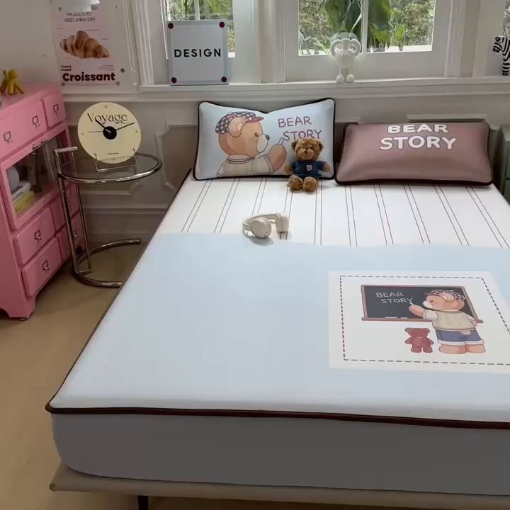 91家纺网 家纺一手货源 找家纺 丝羽坊 2026新款ins设计师原创大版小清新卡通冰皮复合软凉席  熊的故事-床笠款