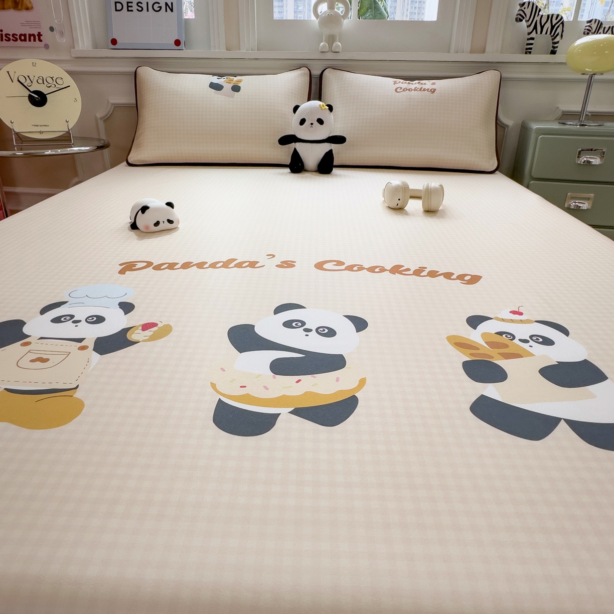 91家纺网 家纺一手货源 找家纺 丝羽坊 2026新款ins设计师原创大版小清新卡通冰皮复合软凉席  熊猫时光-床笠款