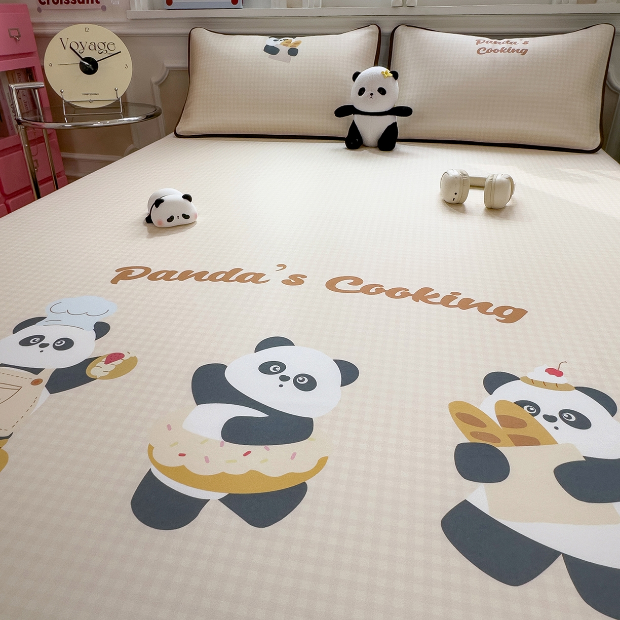 91家纺网 家纺一手货源 找家纺 丝羽坊 2026新款ins设计师原创大版小清新卡通冰皮复合软凉席  熊猫时光-床笠款