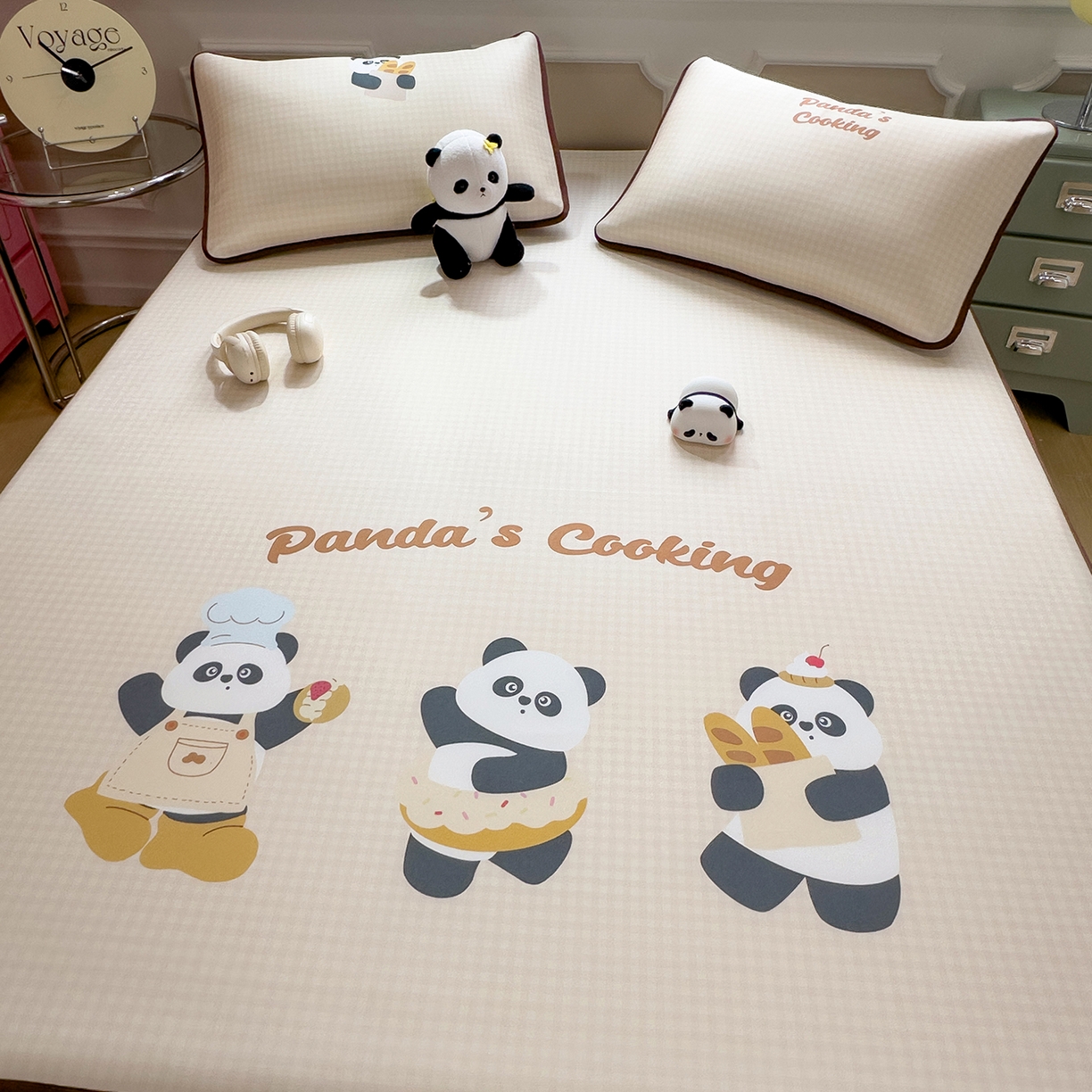 91家纺网 家纺一手货源 找家纺 丝羽坊 2026新款ins设计师原创大版小清新卡通冰皮复合软凉席  熊猫时光-床笠款