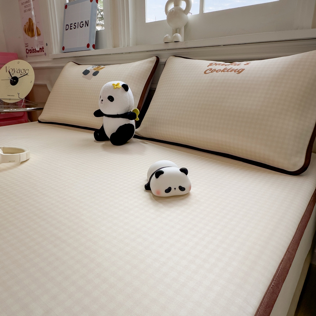 91家纺网 家纺一手货源 找家纺 丝羽坊 2026新款ins设计师原创大版小清新卡通冰皮复合软凉席  熊猫时光-床笠款