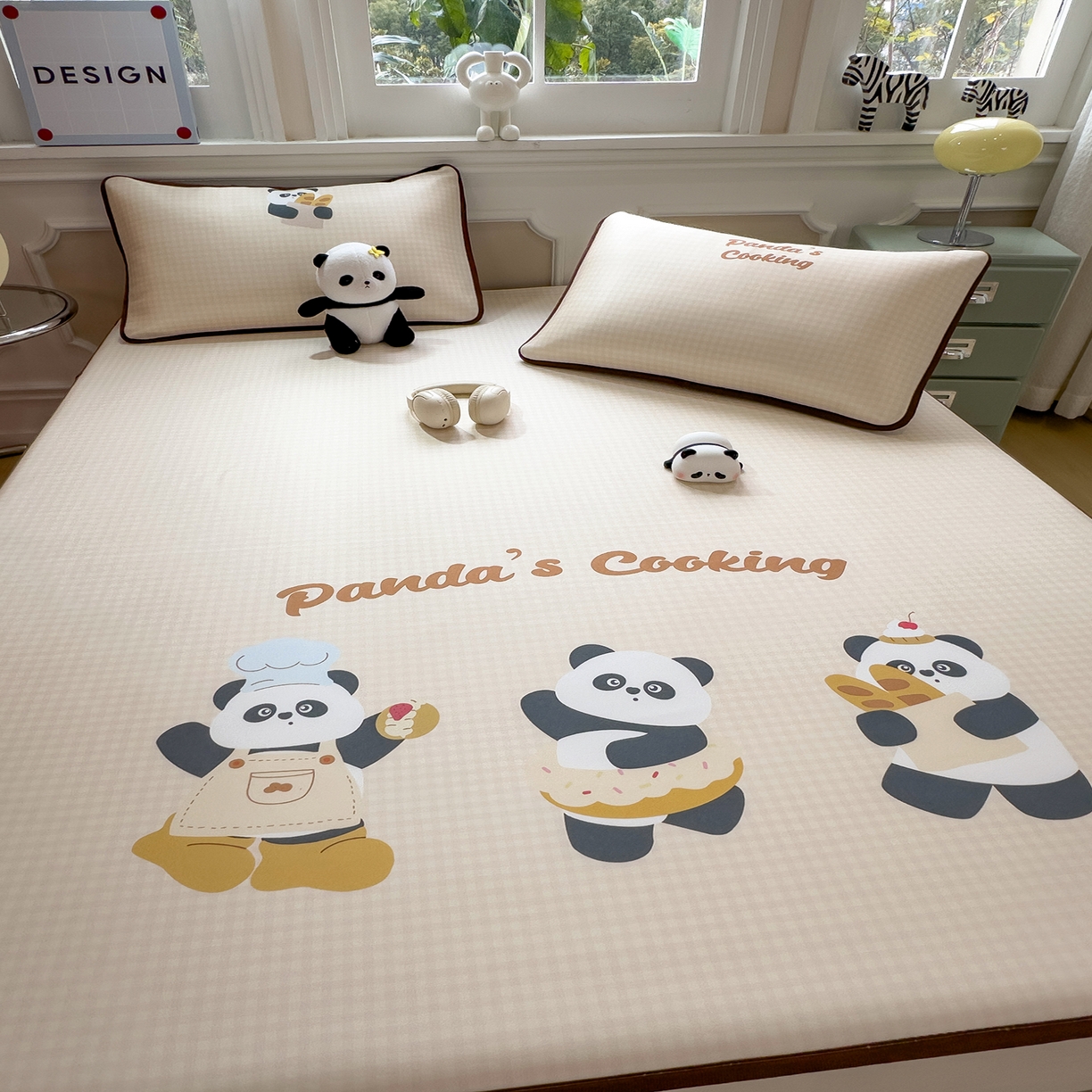 91家纺网 家纺一手货源 找家纺 丝羽坊 2026新款ins设计师原创大版小清新卡通冰皮复合软凉席  熊猫时光-床笠款