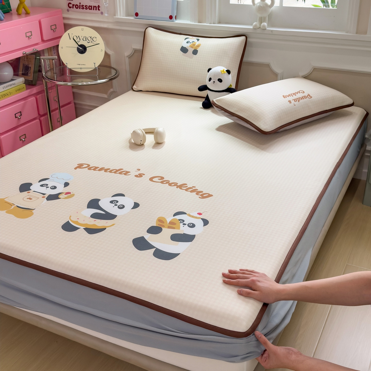 91家纺网 家纺一手货源 找家纺 丝羽坊 2026新款ins设计师原创大版小清新卡通冰皮复合软凉席  熊猫时光-床笠款