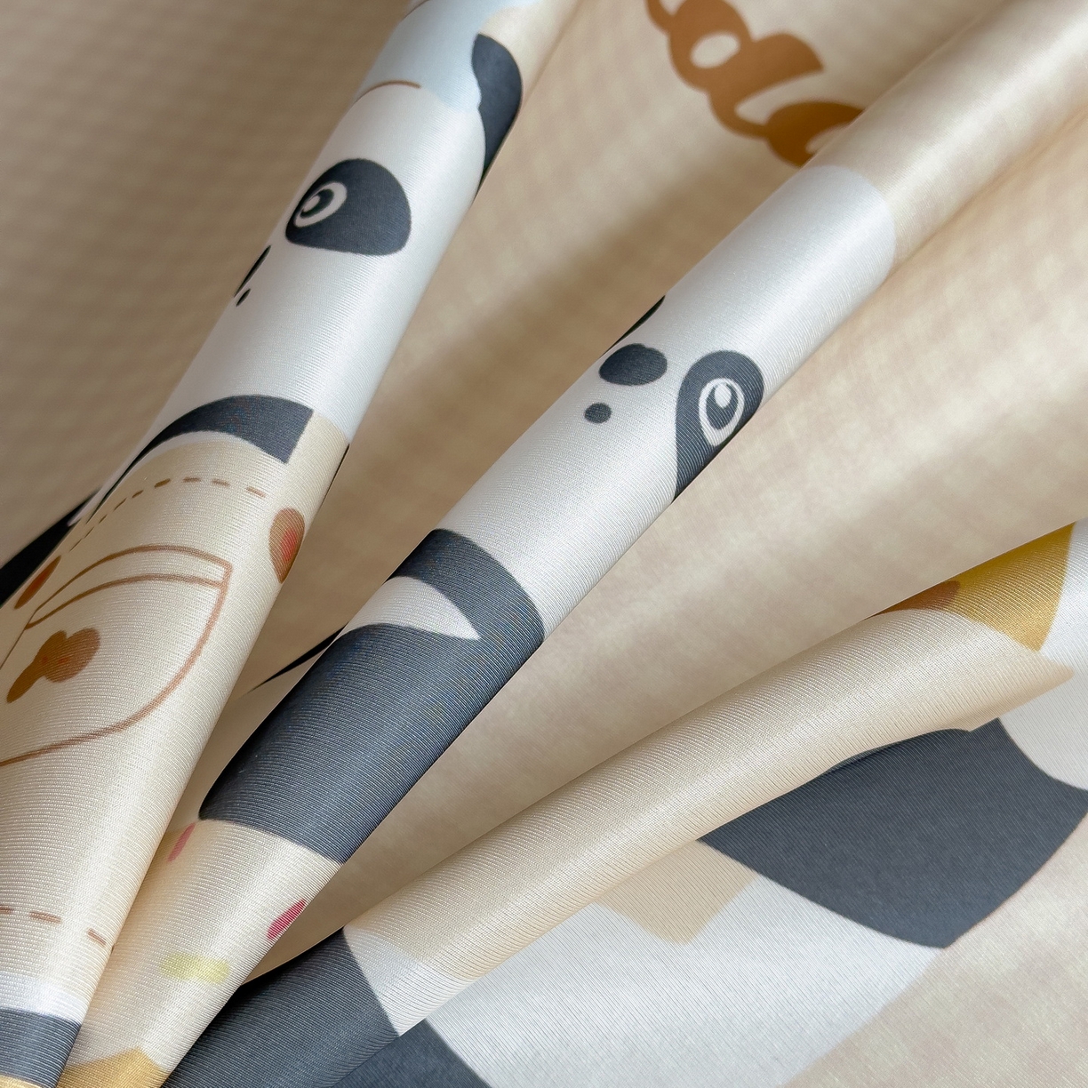 91家纺网 家纺一手货源 找家纺 丝羽坊 2026新款ins设计师原创大版小清新卡通冰皮复合软凉席  熊猫时光-床笠款