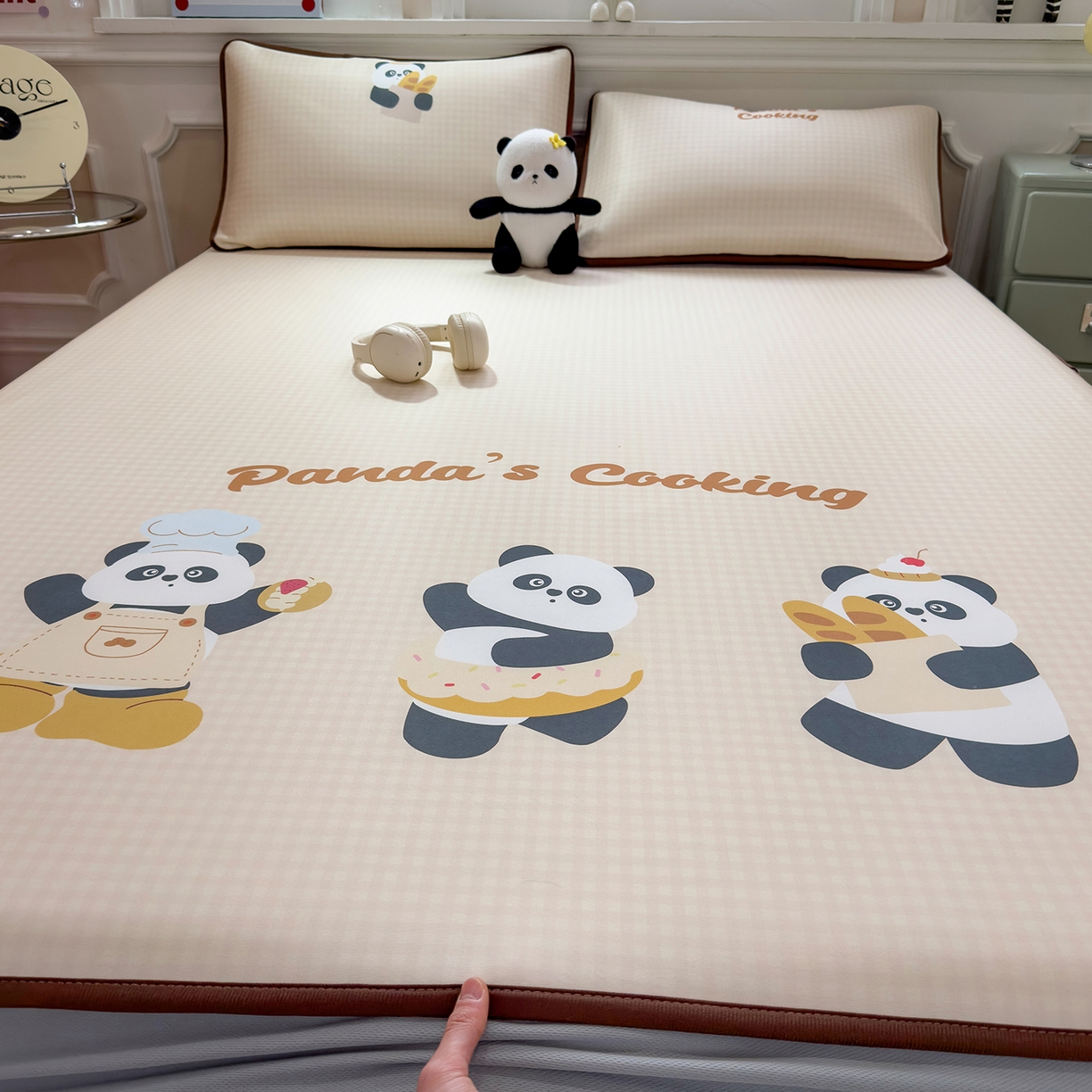 91家纺网 家纺一手货源 找家纺 丝羽坊 2026新款ins设计师原创大版小清新卡通冰皮复合软凉席  熊猫时光-床笠款