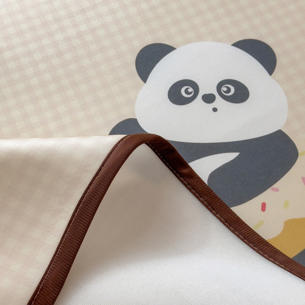 91家纺网 家纺一手货源 找家纺 丝羽坊 2026新款ins设计师原创大版小清新卡通冰皮复合软凉席  熊猫时光-床笠款