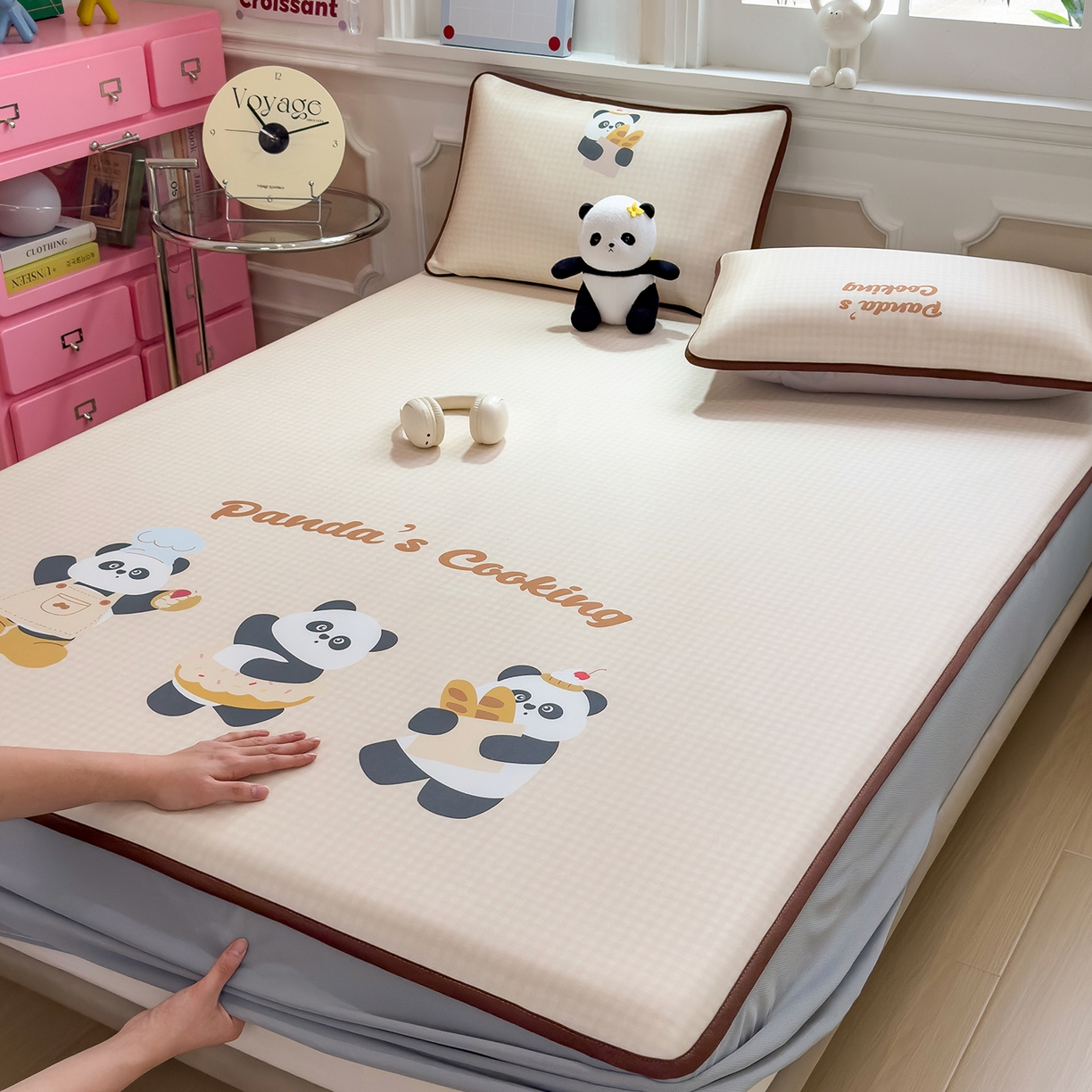 91家纺网 家纺一手货源 找家纺 丝羽坊 2026新款ins设计师原创大版小清新卡通冰皮复合软凉席  熊猫时光-床笠款