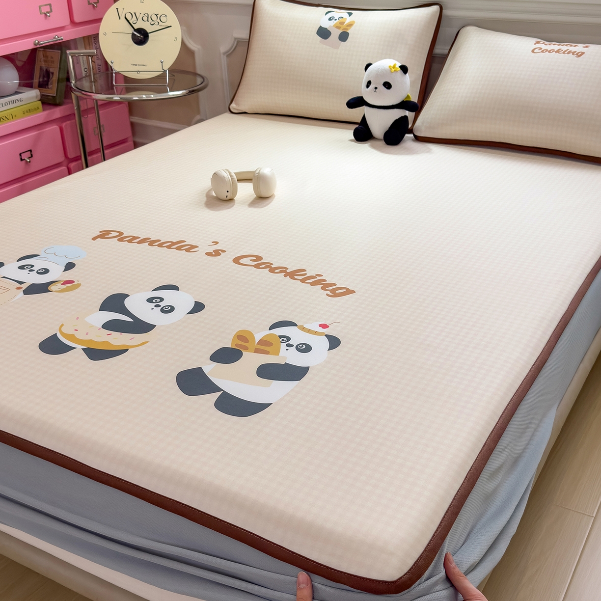 91家纺网 家纺一手货源 找家纺 丝羽坊 2026新款ins设计师原创大版小清新卡通冰皮复合软凉席  熊猫时光-床笠款