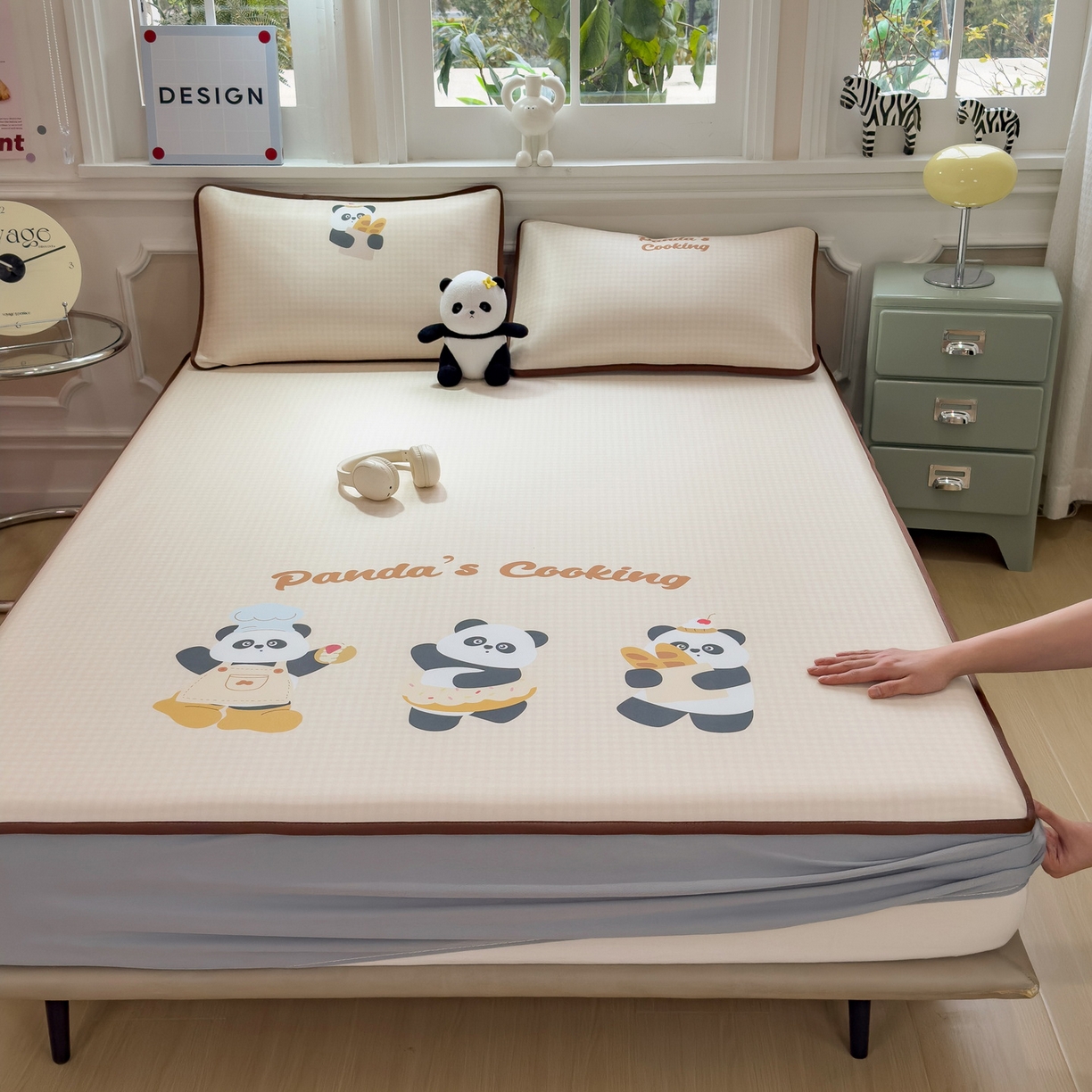 91家纺网 家纺一手货源 找家纺 丝羽坊 2026新款ins设计师原创大版小清新卡通冰皮复合软凉席  熊猫时光-床笠款
