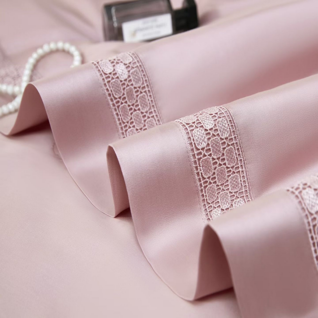 91家纺网 家纺一手货源 找家纺 博尔菲 2026新款半镂空蕾丝宽边绗缝夏被夏凉被空调被 豆沙