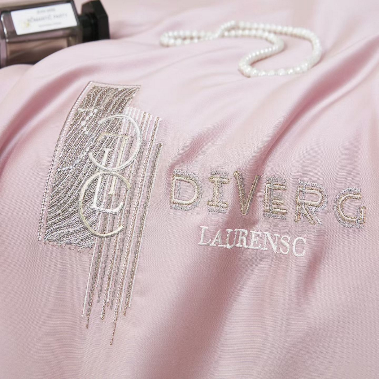 91家纺网 家纺一手货源 找家纺 博尔菲 2026新款半镂空蕾丝宽边绗缝夏被夏凉被空调被 豆沙