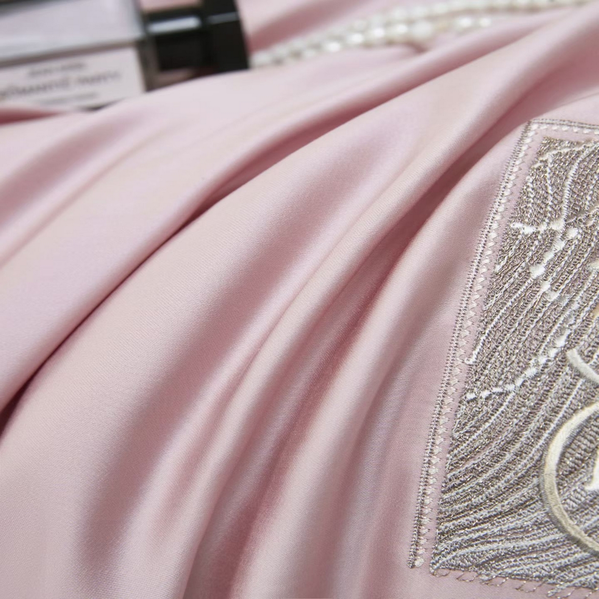 91家纺网 家纺一手货源 找家纺 博尔菲 2026新款半镂空蕾丝宽边绗缝夏被夏凉被空调被 豆沙