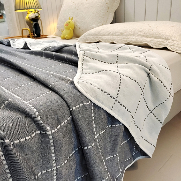 91家纺网 家纺一手货源 找家纺 静缘分 2026新款全棉纯棉6层纱布毛巾被纯棉六层纱布毯 虚线格蓝