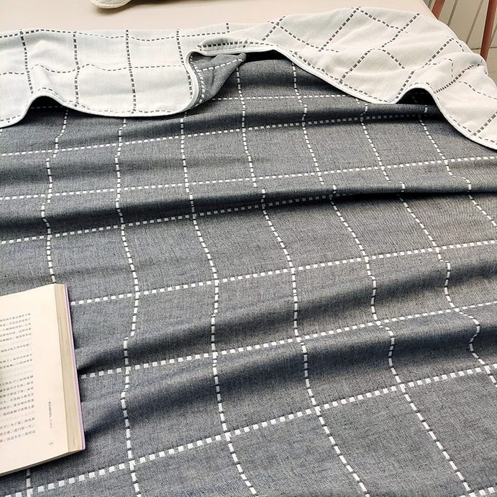 91家纺网 家纺一手货源 找家纺 静缘分 2026新款全棉纯棉6层纱布毛巾被纯棉六层纱布毯 虚线格蓝