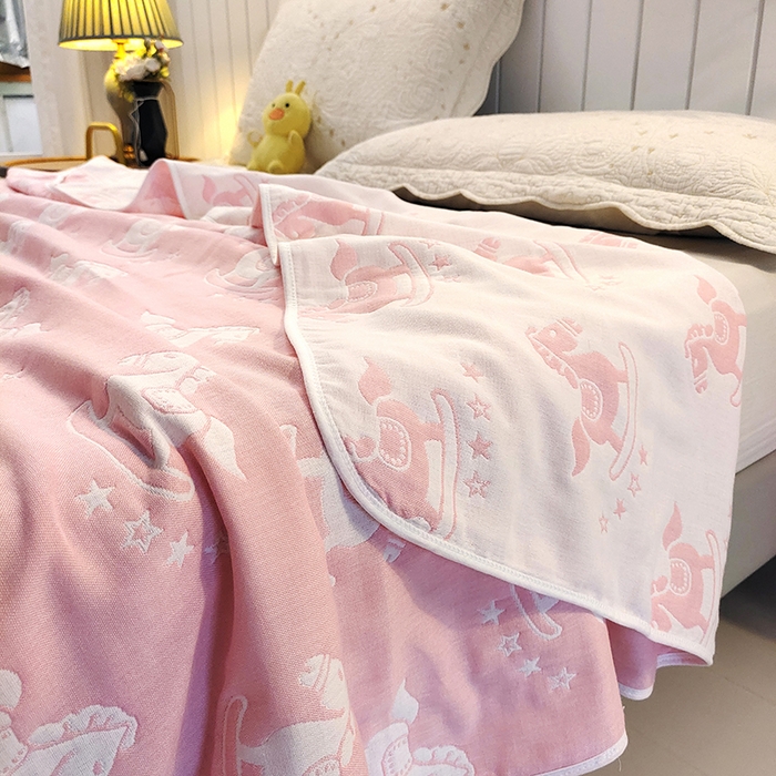 91家纺网 家纺一手货源 找家纺 静缘分 2026新款全棉纯棉6层纱布毛巾被纯棉六层纱布毯 快乐木马粉