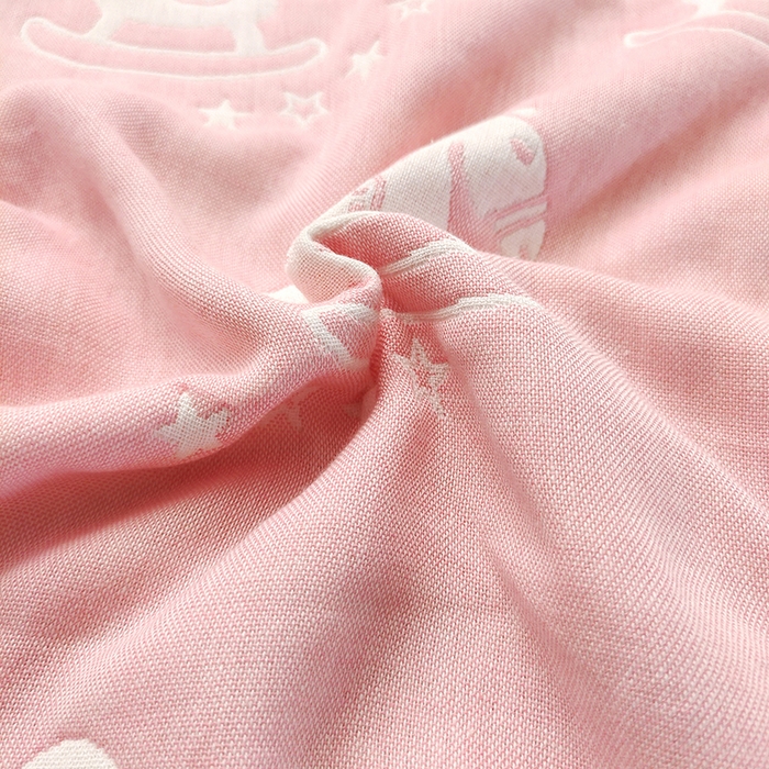 91家纺网 家纺一手货源 找家纺 静缘分 2026新款全棉纯棉6层纱布毛巾被纯棉六层纱布毯 快乐木马粉