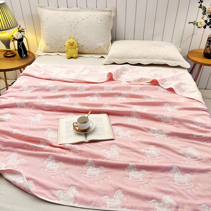 91家纺网 家纺一手货源 找家纺 静缘分 2026新款全棉纯棉6层纱布毛巾被纯棉六层纱布毯 快乐木马粉