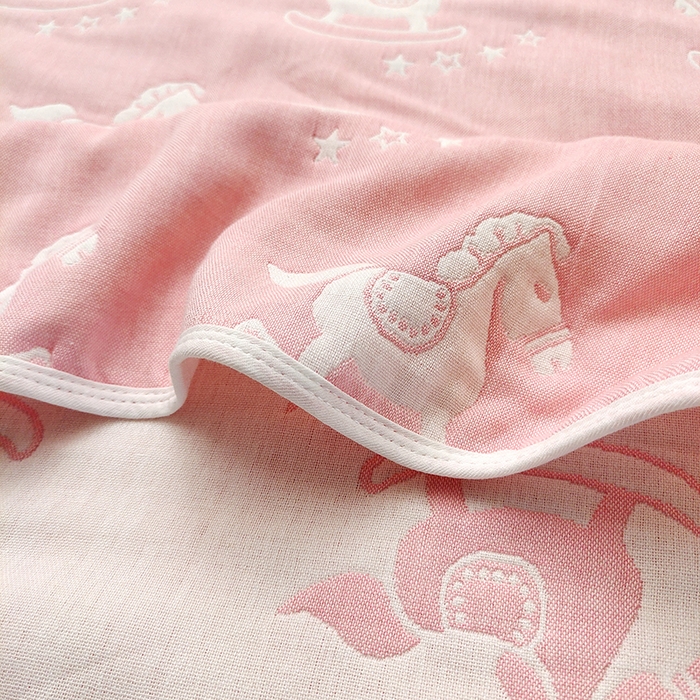 91家纺网 家纺一手货源 找家纺 静缘分 2026新款全棉纯棉6层纱布毛巾被纯棉六层纱布毯 快乐木马粉